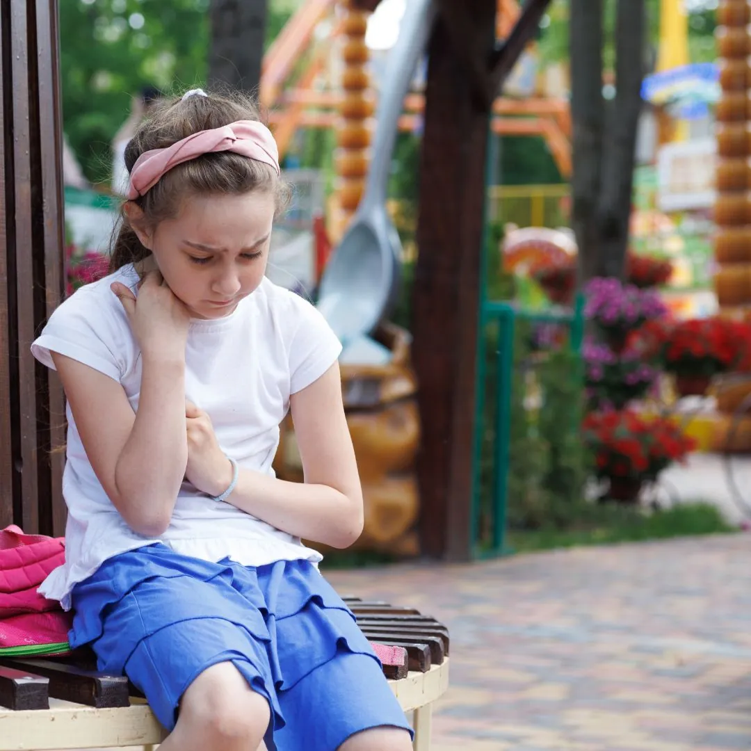 Upset girl sitting alone on a bench. Trauma therapy in Thornhill, Vaughan for kids and teens from Markham, North York, and beyond.